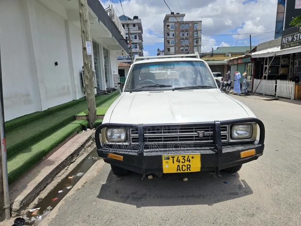 Toyota Hilux 2003 White