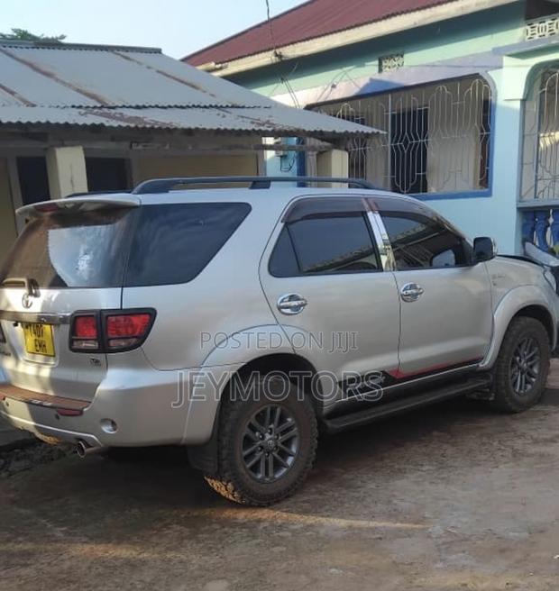 Toyota Fortuner 2012 Silver
