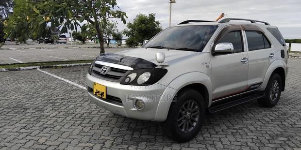 Toyota Fortuner 2012 Silver