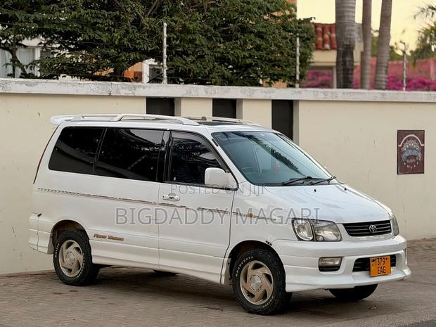 Toyota Noah 2005