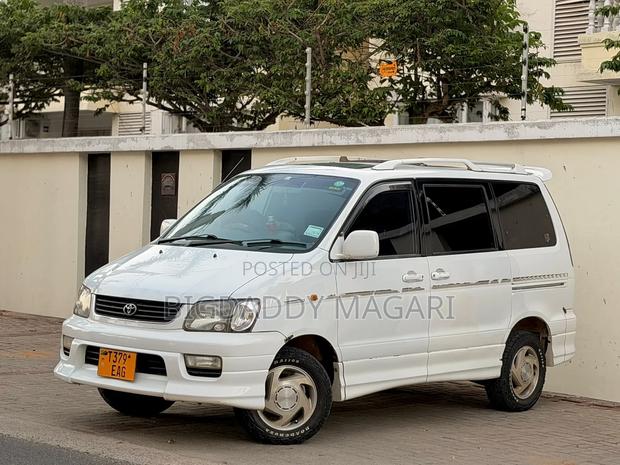 Toyota Noah 2005
