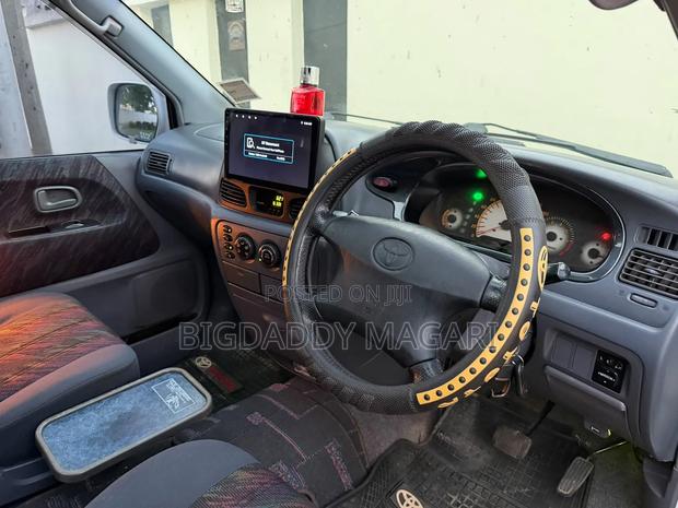 Toyota Noah 2005