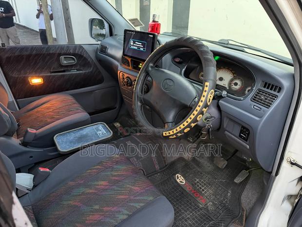 Toyota Noah 2005