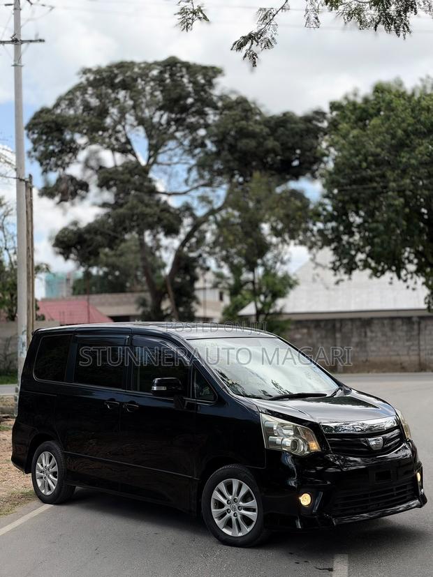 Toyota Noah 2010 Black