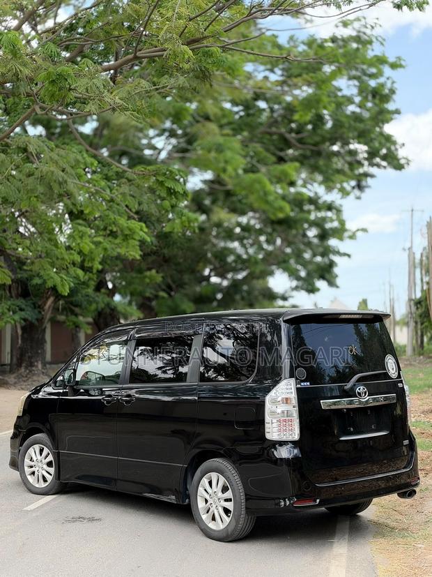 Toyota Noah 2010 Black