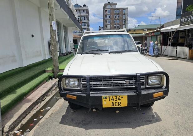 Toyota Hilux 2002 White