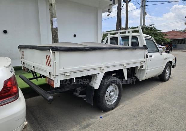Toyota Hilux 2002 White