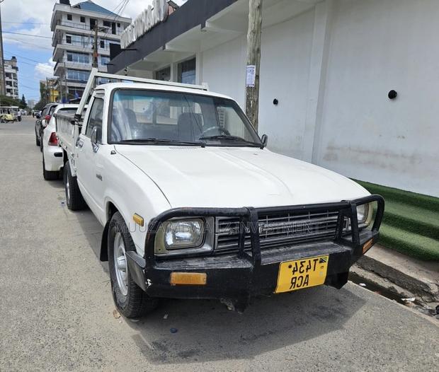 Toyota Hilux 2002 White