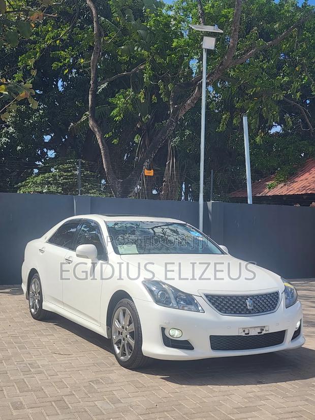 Toyota Crown 2009 White
