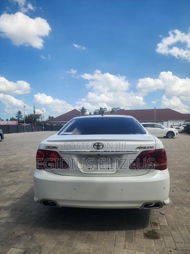 Toyota Crown 2009 White