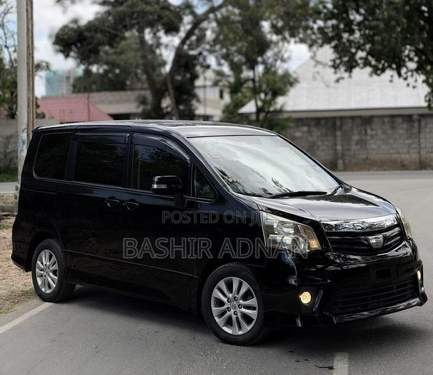 Toyota Noah 2.0 143hp AWD (7 Seater) 2010 Matt Black