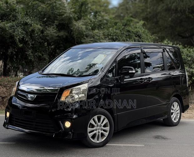 Toyota Noah 2.0 143hp AWD (7 Seater) 2010 Matt Black