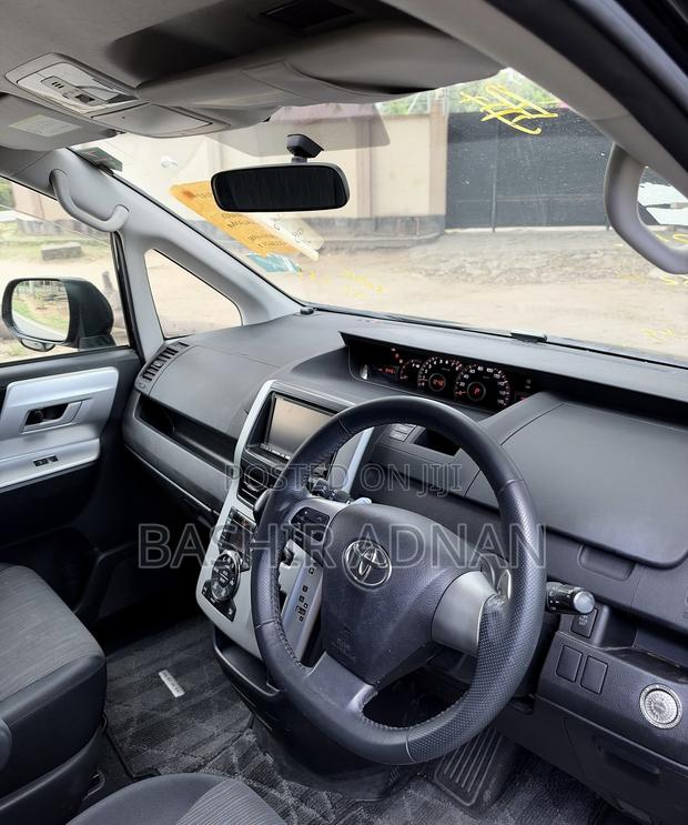 Toyota Noah 2.0 143hp AWD (7 Seater) 2010 Matt Black