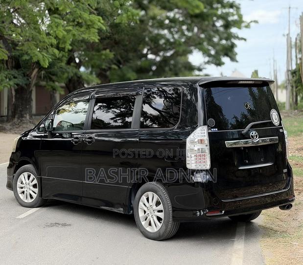 Toyota Noah 2.0 143hp AWD (7 Seater) 2010 Matt Black