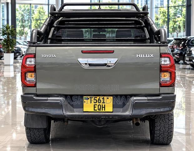 Toyota Hilux 2023 Gray