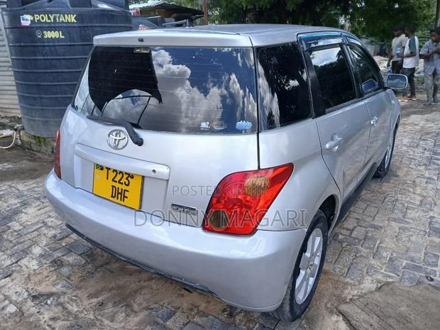 Toyota IST 2004 Silver