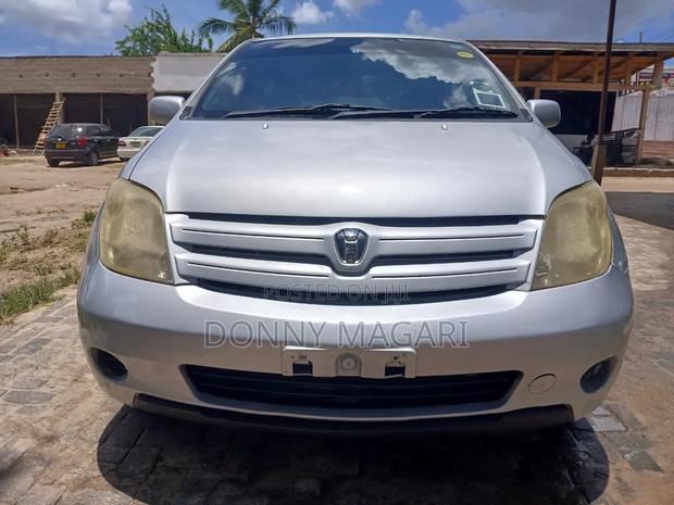 Toyota IST 2004 Silver