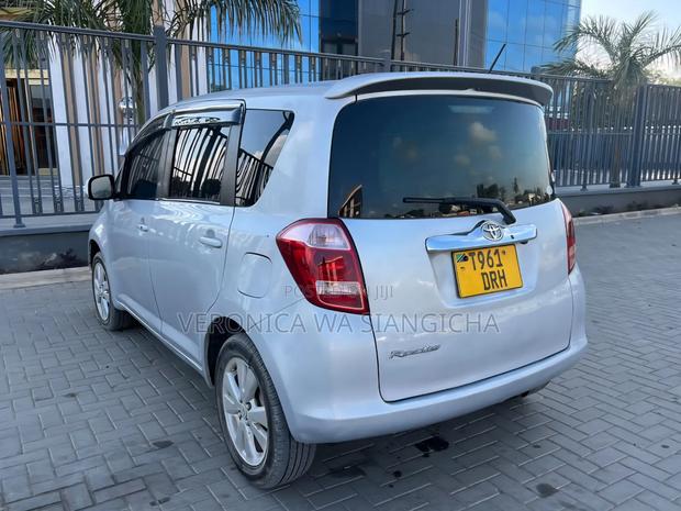Toyota Ractis 2006 Silver