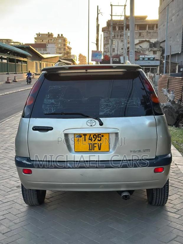 Toyota Raum 2000 Silver