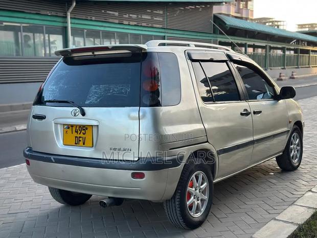 Toyota Raum 2000 Silver