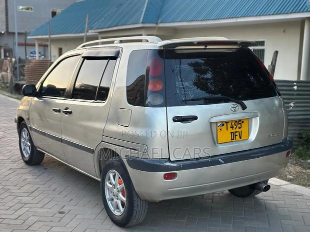 Toyota Raum 2000 Silver