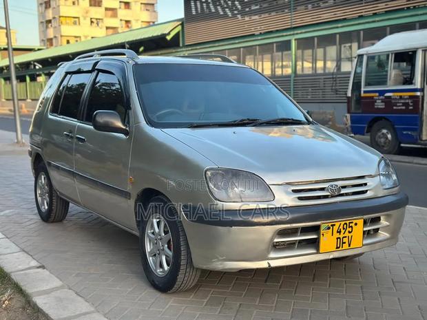 Toyota Raum 2000 Silver