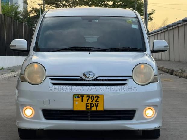 Toyota Sienta 2006 White