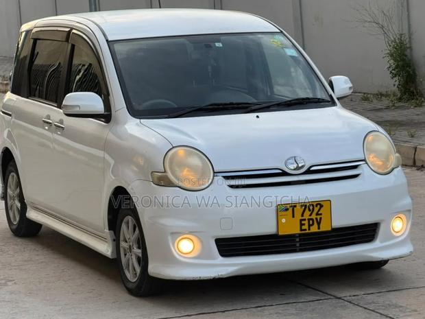 Toyota Sienta 2006 White