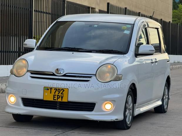 Toyota Sienta 2006 White