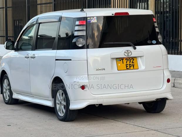 Toyota Sienta 2006 White