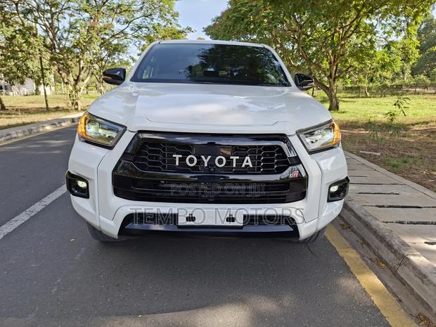 Toyota Hilux 2021 White