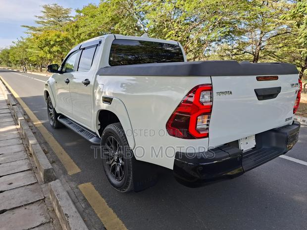 Toyota Hilux 2021 White