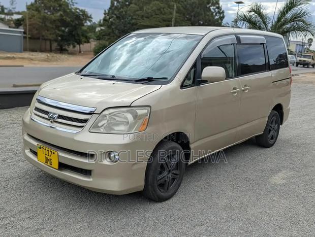 Toyota Noah 2001 Gold