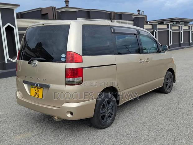 Toyota Noah 2001 Gold