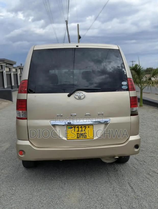 Toyota Noah 2001 Gold