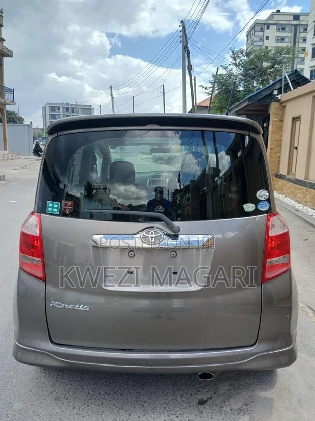 Toyota Ractis 2007 Gray