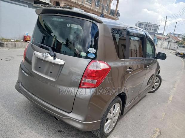 Toyota Ractis 2007 Gray