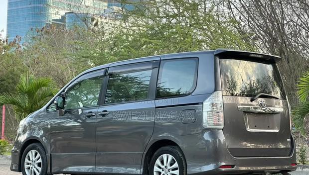 Toyota Noah 2012 Gray