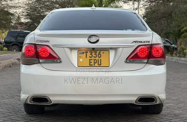 Toyota Crown 2011 White