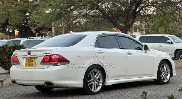 Toyota Crown 2011 White