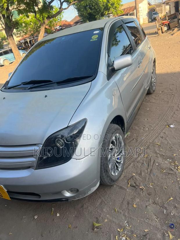 Toyota IST 2004 Silver
