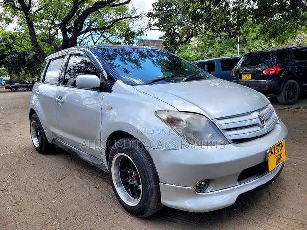 Toyota IST 2004