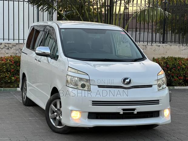 Toyota Voxy 2009 White