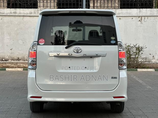 Toyota Voxy 2009 White