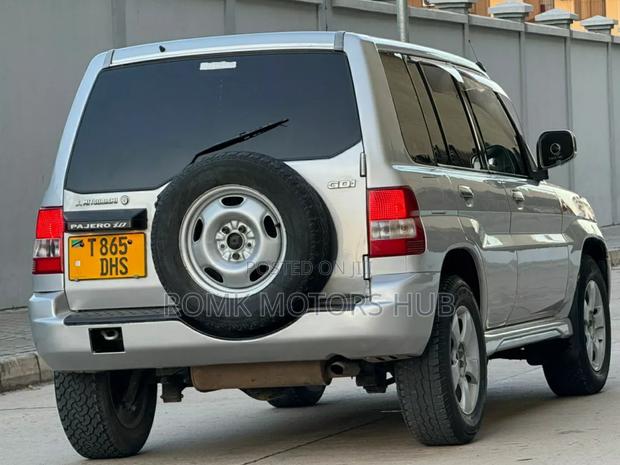 Mitsubishi Pajero 2001 Silver