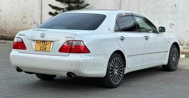 Toyota Crown 2006 White