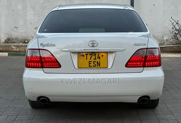 Toyota Crown 2006 White