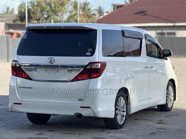 Toyota Alphard 2.4 Petrol FWD 2013 White