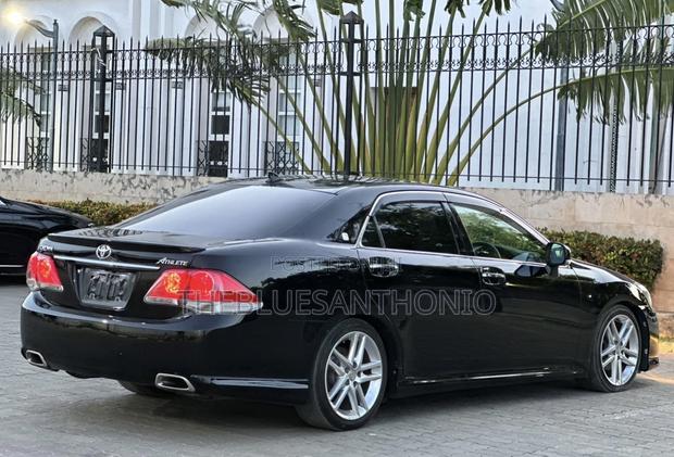 Toyota Crown 2012 Black