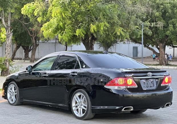 Toyota Crown 2012 Black